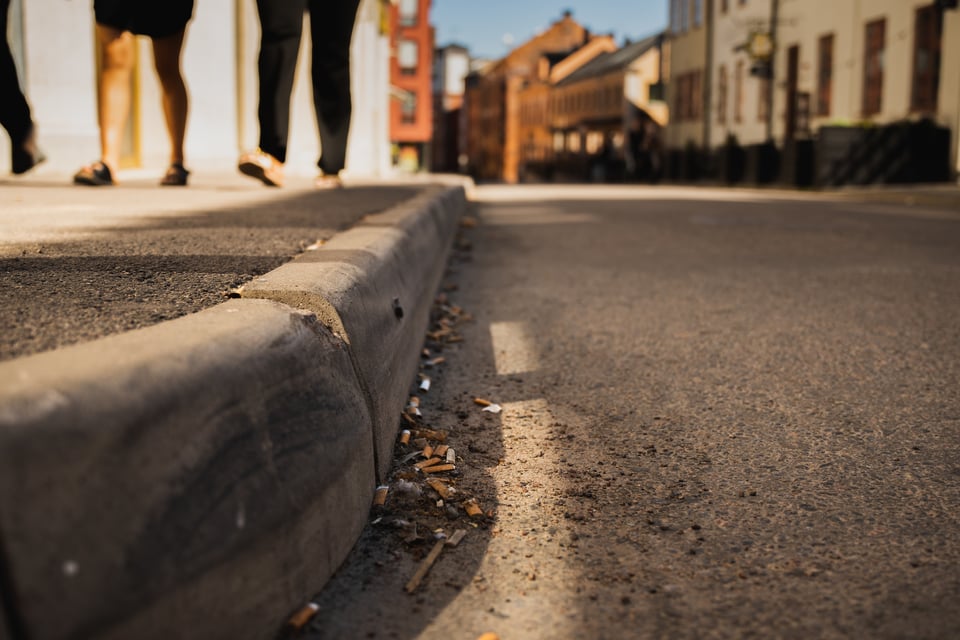 Snus och fimpar slängda på gatan i en stad